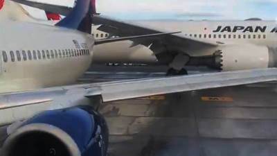  Haos na pisti, sudarila se 2 aviona! Dramatični kadrovi na aerodromu, letjelice pune putnika (Video) 