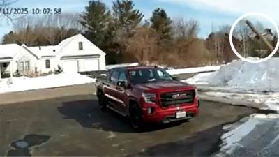  Najmanje jedna osoba je povrijeđena kada se manji avion srušio blizu aerodroma u Nju Hempširu 