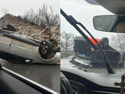  Na Cetinju dva automobila završila na krov 