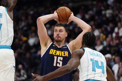  Nikola Jokić opet uništio Jusufa Nurkića: Koji god dres da nosi - izdominira ga, a Denver ne staje 