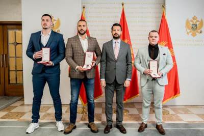 Milatović odlikovao momke koji su prošle godine spasili živote osoba koje su skočile u Zetu i Taru   Milatović odlikovao momke koji su prošle godine spasili živote osoba koje su skočile u Zetu i Taru