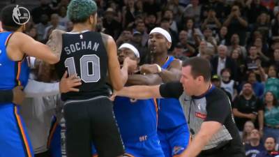  Izbila tuča na NBA utakmici, svi uletjeli na teren: Pogledajte snimak haosa, trojica isključena 