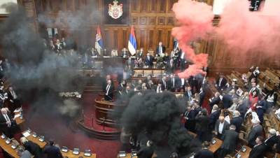  SRBIJA: HAOS U SKUPŠTINI! TUČA, LETE JAJA, FLAŠE, BAČENE DIMNE BOMBE! 