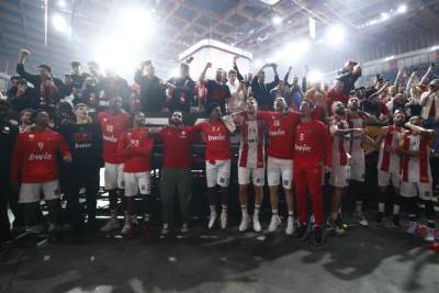  Olimpijakos se poslije pobjede zahvalio navijačima 