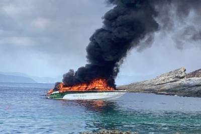 Požar PROGUTAO gliser sa 36 ljudi za nekoliko sekundi, gust crn dim se diže u nebo  