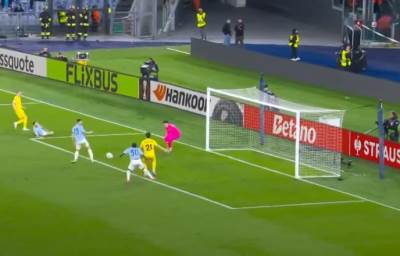  IMAMO PROMAŠAJ GODINE! Nestvarno je šta ovaj fudbaler nije pretvodio u gol! Umalo je upropastio cio tim u Ligi Evrope
 
