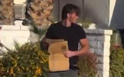  Internet odlijepio zbog zgodnog "beskućnika" 