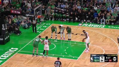  Užasan potez na meču Bostona i Njujorka izveo je centar Mičel Robinson 