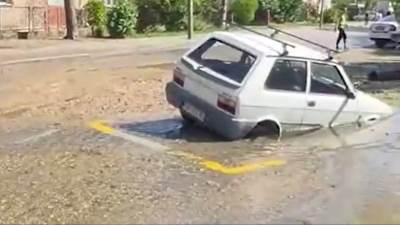  Asfalt progutao automobil u Požarevcu 