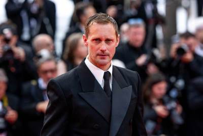  Svi gledaju u donji dio zgodnog glumca u Kanu: Elegantan sako i kravata, a nevjerica zbog stajlinga ispod pojasa 