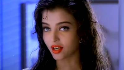  Najlepša žena svijeta oduvala sve u narodnoj nošnji u Kanu 