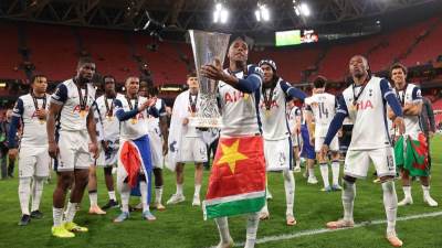 Matis Tel je zastavom Gvadelupea koju je nosio pokazao svoja politička uvjerenja    Matis Tel je zastavom Gvadelupea koju je nosio pokazao svoja politička uvjerenja