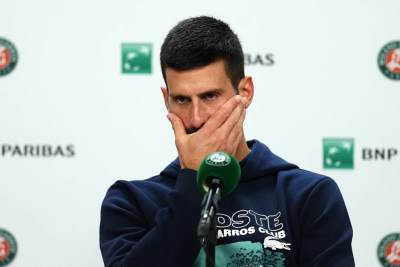  Novak gleda i smije se šta priča Nadal 