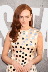  "Ružna si, izgledaš kao goblin": Zvezdu serije "You" žene urnišu, prolazi kroz pakao, razlog je užasan 