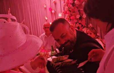  Za 40 sekundi uzeo 3.000 eura: Hit snimak sa vjenčanja Zorice i Kemiša, harmonikaš svira, oni ređaju stotke 