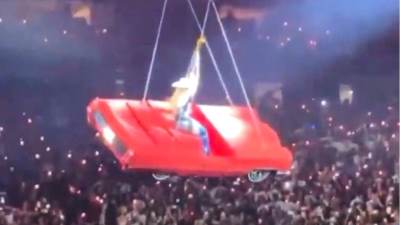  Zamalo tragedija dok je visila u automobilu iznad publike 