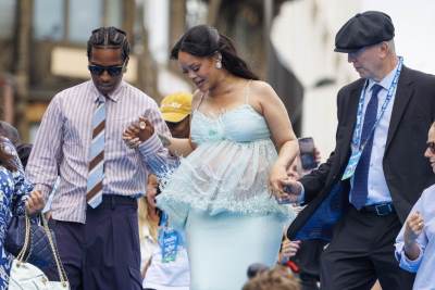  Rijana sa sinovima u javnosti 