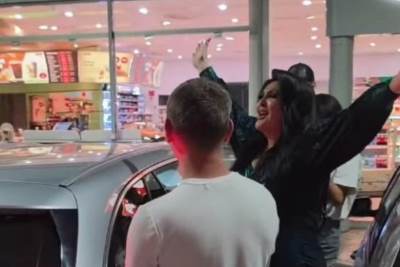  Dragana Mirković napravila lom na benzinskoj pumpi: Krenula kući posle koncerta, zbog njih nastao ha 