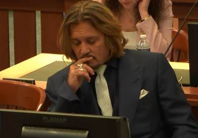  Bolna ispovijest Džonija Depa: Majka ga tukla pepeljarom, a prijatelji "pustili niz vodu" kad mu je  