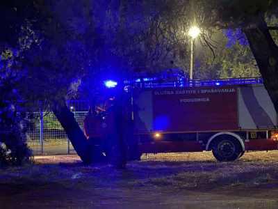  Na Starom Aerodromu gori krov kuće, na terenu desetak vatrogasaca 