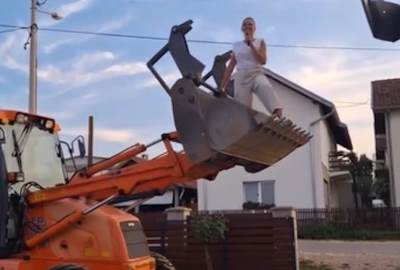 Popela se u kašiku bagera, vozač je "unio" na veselje: Srpska pjevačica iskopirala Ćanu, snimak osva 