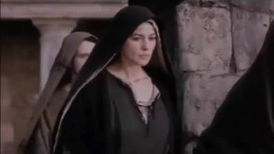  Nikad viđene fotografije sa prvog venčanja Monike Beluči: Mlada kao gotik crvenkapa, svi trljaju oči 