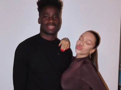  MLADA PJEVAČICA ČEKA DIJETE SA FUDBALEROM IZ AFRIKE 