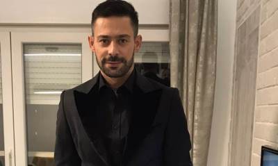  Milan Vasić grli stomak trudne žene koja samo što se nije porodila 