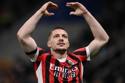  Euforija u Atini: Luka Jović zvanično predstavljen u AEK-u 