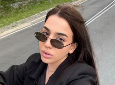  Čolina ćerka provocira spuštenom bretelom u besnoj mašini 