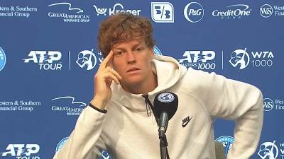  Bahato ponašanje Janika Sinera: Opet doveo "doping doktora" i odbio da odgovori na pitanje 