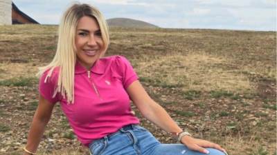  Jovana Jeremić grli biznismena 