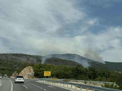  Tadić: Veći šumski požar iznad Lukova, vjetar otežava stavljanje pod kontrolu, očekujemo pomoć Vojsk 