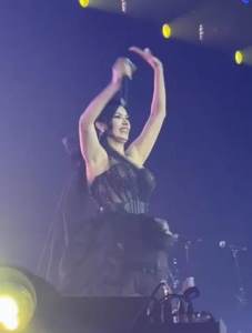  Tanja Savić sa sinovima u kafani  