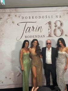  Žena Saše Matića izgleda kao sestra rođenim ćerkama 