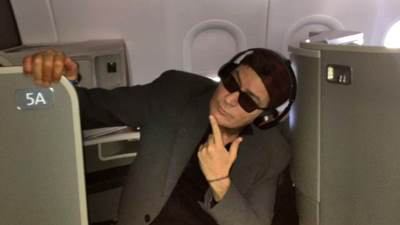  Čarli Šin vozio avion sa 300 ljudi mrtav pijan: Piloti mu obukli uniformu u kokpitu pa isključili autopilota 