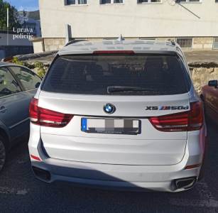  Na graničnim prelazima oduzeti automobil, duvanski proizvodi i mašina za led 