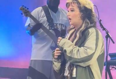   Pjevačica pala u nesvijest na bini 