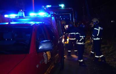  Vatrogasci sijeku vozila da dođu do povrijeđenih lica 