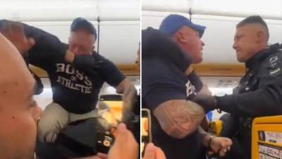  Muškarac pokušao da otvori vrata aviona u letu: Udario putnicu, pljuvao i gazio po sjedištima,putnici vrištali od straha 