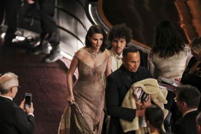  Par mjeseci pred vjenčanje svijet brujao o prevari: Snimak izazvao skandal, Selena odmah otpisala najbolju drugaricu 