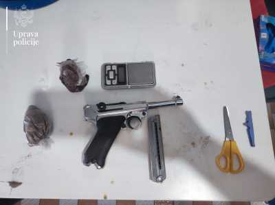  Pretresom pronađeno 110 grama heroina, marihuana, kokain, novac i pištolj, uhapšena  dva lica 