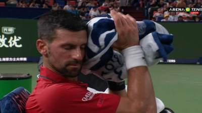  Novak se baš muči, koristi i posebnu pomoć u Šangaju 
