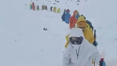  200 planinara i dalje zarobljeno na Mont Everestu: Nezapamćena sniježna oluja uništila kampove  