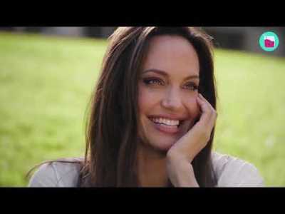  Anđelina Džoli ponosno pokazala tetovaže na crvenom tepihu:  Natpis na leđima ima posebno značenje 