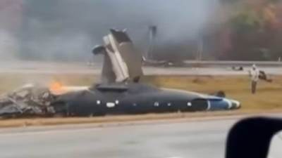  Avion se srušio i zapalio na autoputu, dvije osobe poginule: Jeziva tragedija u Americi  