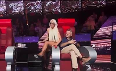  Jelena Karleuša se srušila u Pinkovim zvezdama: Promašila stolicu i tresnula o pod, vikala da ne mož 