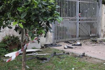 Eksplodirala bomba ispod automobila poznatog novinara: Prve fotografije sa lica mjesta, užas kod Rim   Eksplodirala bomba ispod automobila poznatog novinara: Prve fotografije sa lica mjesta, užas kod Rim