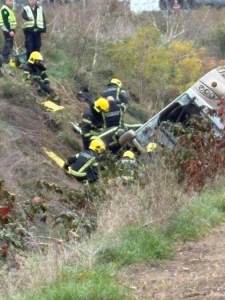  Jeziv prizor potpuno uništenog vozila: Kako je izgledalo izvlačenje autobusa posle teške nesreće (Vi 