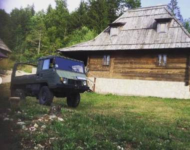  Gumac zarađuje ozbiljnu lovu, a živi u kolibi: Ljudi su bijesni zbog detalja na zidu, a on se time h 